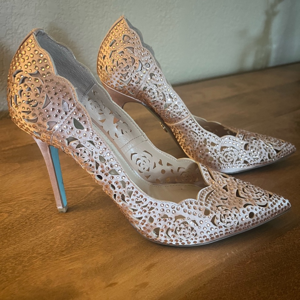 Betsey Johnson Elsa pointed heels